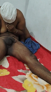 India tía tetona chupando polla duro en el coño