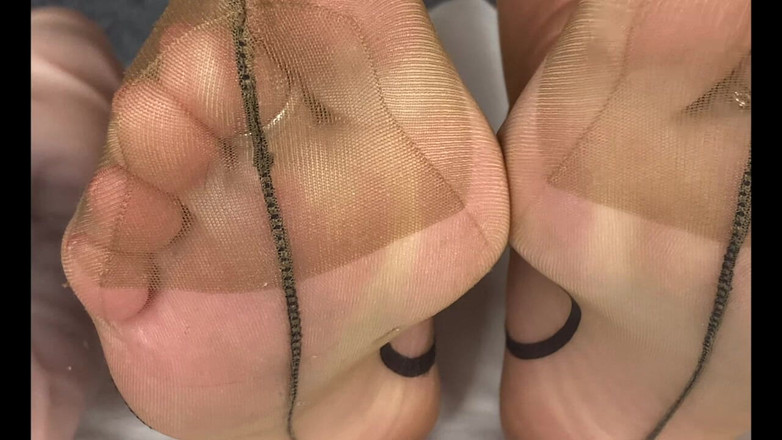 Mr MF: Doamna Matur Feet a cumpărat un sutien nou