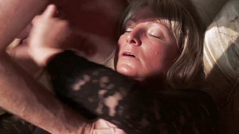 Mature Climax - 100% Mature Videos: Hraní s tímto ptákem v této divoké párty