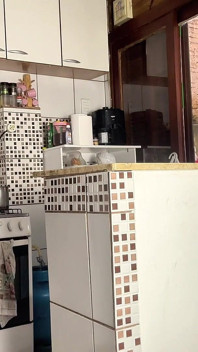 Gazlı zenci osuruyor ve etek ve taytla geğiriyor
