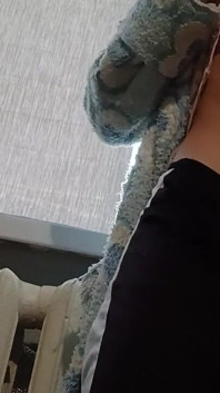 Una esbelta morena con bata se masturba en casa después de la universidad