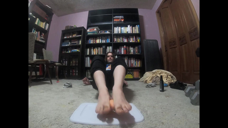 Mr Dimples: Ragazzo paffuto fa un footjob al suo dildo