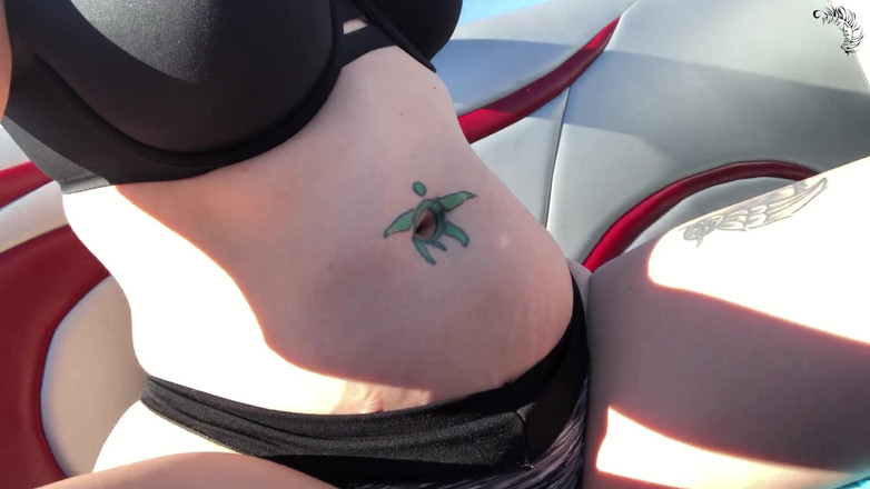 Nikki's Fetishes: Bauchanbetung auf einem boot