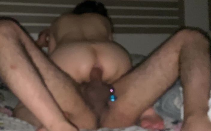 Jollyfuckingoldman: Chị kế chỉ cho cô ấy cách sử dụng dương vật...