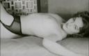 Vintage megastore: Antique la spogliarellista in lingine con un gran culo
