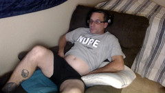 DubeSnackes: Dubesnackesはパソコンの前に座ってポルノを見ている。