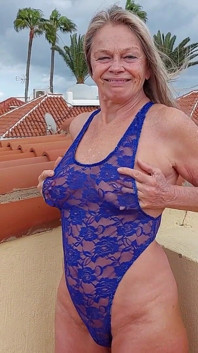 Martina West befriedigt sich in einem transparenten spitzenkörper