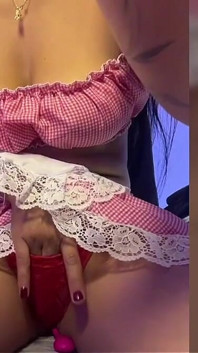Chcę, żebyś wsadził swojego kutasa zamiast moich palców, ruchaj mnie teraz