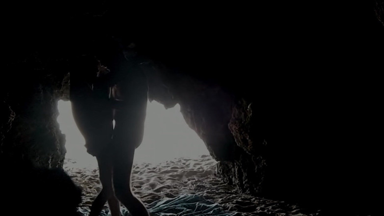Magia Rosa: Un couple filmé à la plage, à l’intérieur de la grotte