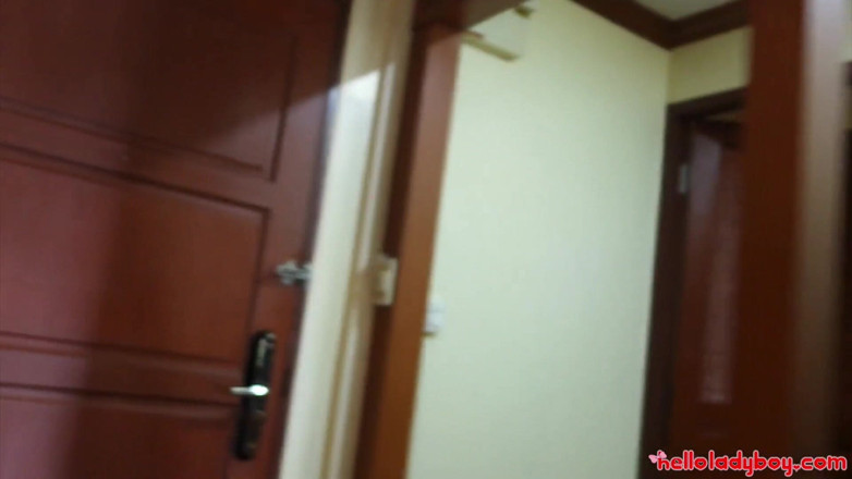 Hello Lady Boy: Pelajar Asia mengongkek orang asing