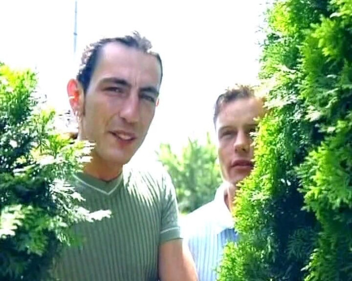 Deutsche Madchen: セクシーなドイツのティーンが裏庭でケツファックされる