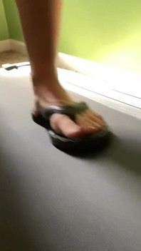 Koşu bandında parmak arası terlikli ayaklar - ivys feet