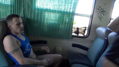 Gaybareback: Arabo etero viene spompinato in treno