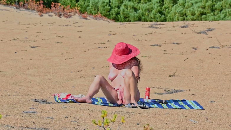 Leyla: Just Look What I Filmed on the Beach