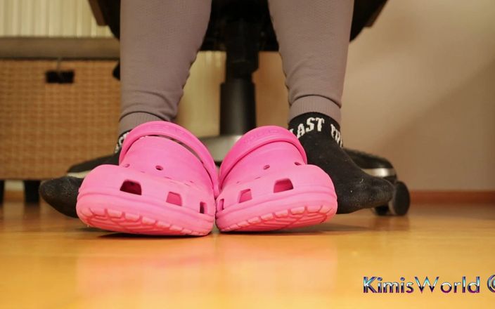 KimisWorld: Juego de pies debajo del escritorio - zuecos rosas y calcetines...