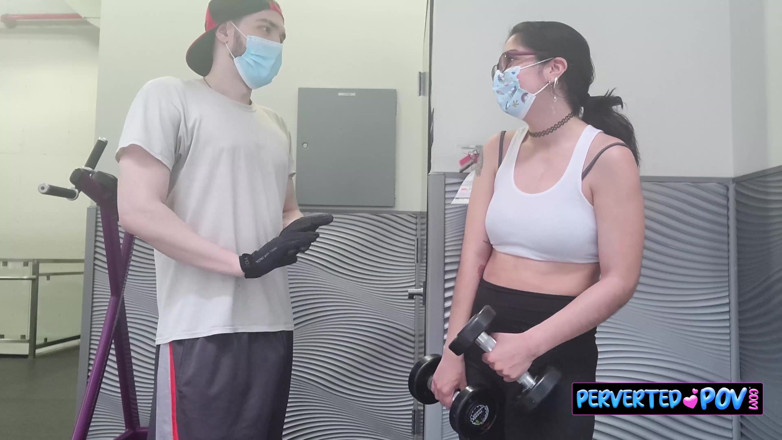 Perverted POV: Onlyfans-modell bekommt inhalt von einem typen im fitnessstudio