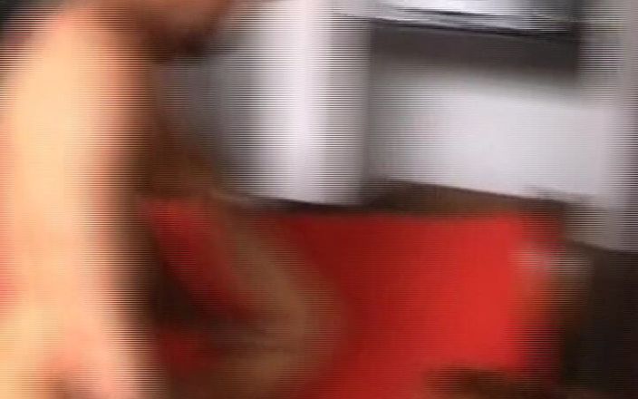 Porno kino: Возбужденная рыжая немецкая крошка скачет на двух толстых членах