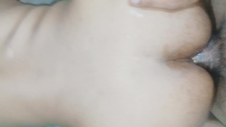 Sexy_girl_nehu: 哥在上面涂油后操嫂子的屁股。嫂子被狠操。嫂子的屁股很好看