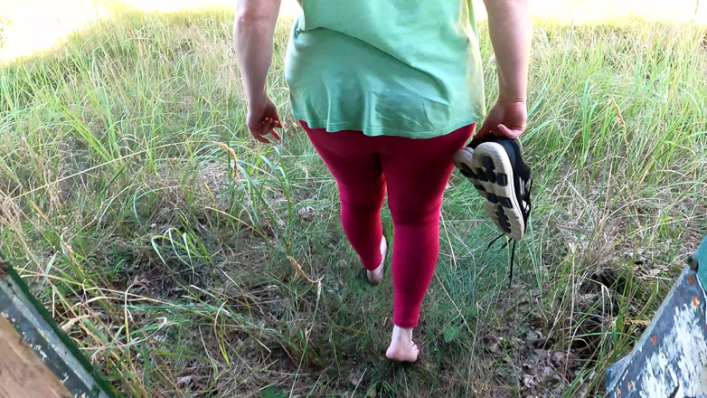 Bouncy Tits Action: Lutut berbogel di anjung saya akan memukul pantat awak