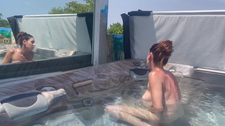Artemisia Love: Artemisia uwielbia bawić się swoją napalona cipką w jacuzzi na świeżym...