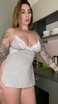 Paige gillar uppmärksamheten från sin kåta styvson och visar upp sin fantastiska röv i tabu styvmamma