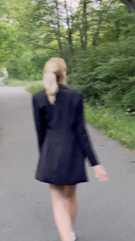 Blonde slet! Een vluggertje vlak van de weg!