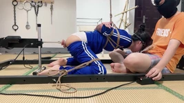 La fille en uniforme qui aime le frisson de la machine à canon