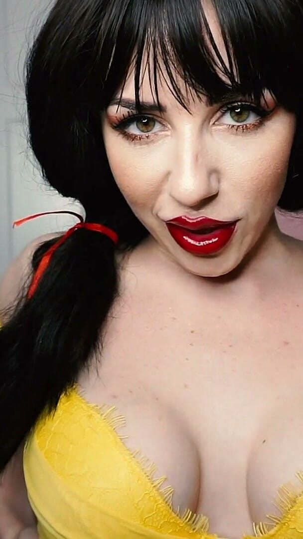 SavvyStar: Belles Big Red Lips