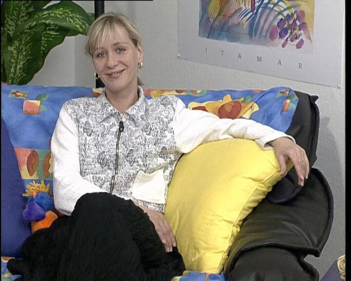 YOUR FIRST PORN: 穿着施瓦森内衣的性感金发女郎 - 穿着黑色内衣的性感金发女郎