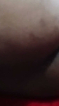 Hintli eşcinsel travesti gaurisissy büyük göğüslerine bastırıyor ve kırmızı balayında iç çamaşırlı sert bdsm sekste götünü parmaklıyor