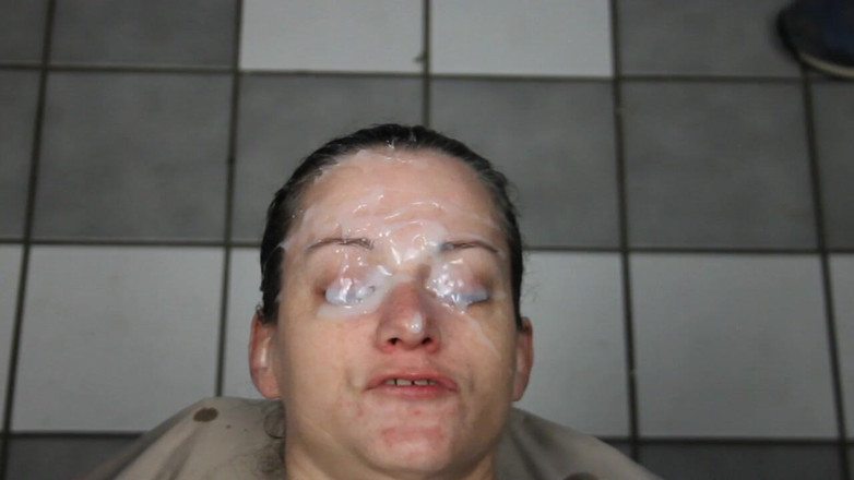 Dirty Dees: 在肮脏的 dees 操逼漂亮的脸