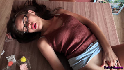 PerfectHelen: Ragazza arrapata, 1 mese senza sesso, si masturba con figure plastice
