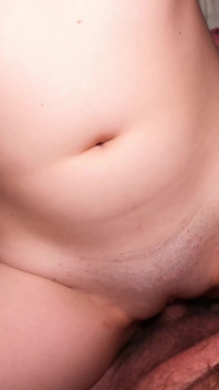 하드코어 자지로 의붓 여동생을 깨웠습니다.