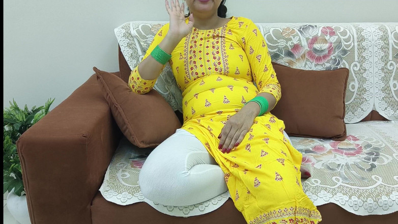 Saarabhabhi6: Une desi indienne dans un sari sur un canapé montre...