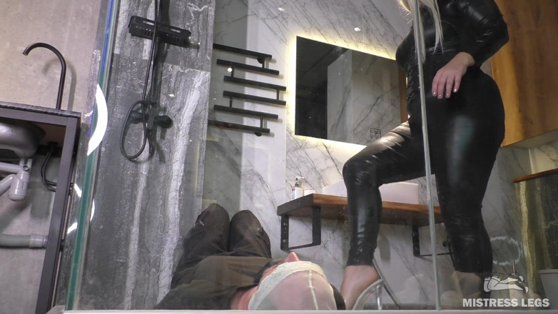 Mistress Legs: Sahibe farklı kıyafetlerle kölenin ağzına işiyor ve poz atıyor