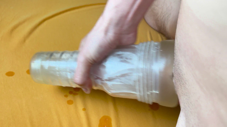 Friend4Fuck Gay+: La studentessa del college si scopa la fleshlight - parte 1