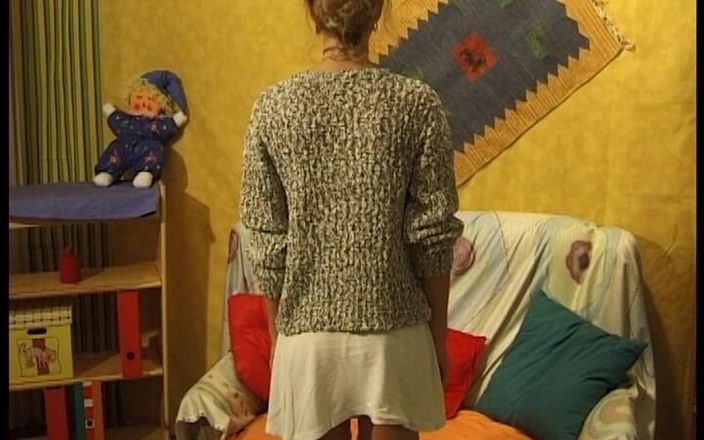 YOUR FIRST PORN: Komm und Wichs Mit Mir - Jaquelin viens se branler avec...