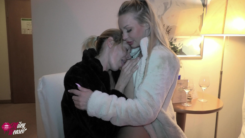 Miley Weasel: 2 salopes blondes coquines en bottes et manteau de fourrure !