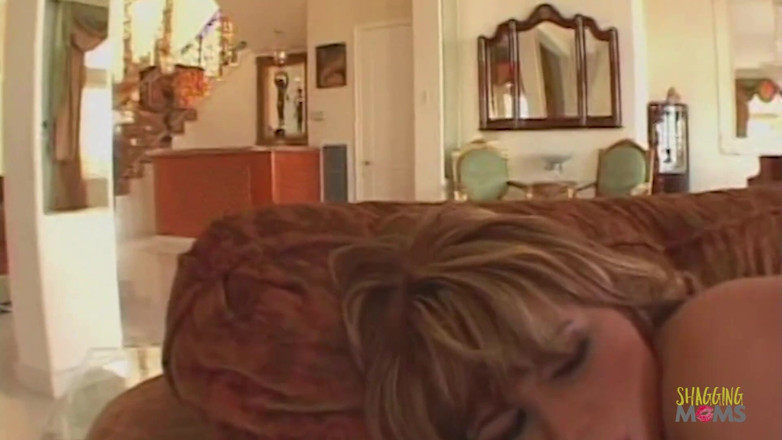 Shagging Stepmoms: Costumul ăla de servitoare l-a făcut să meargă atât de mult încât...