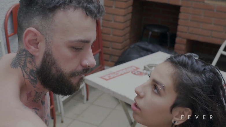 Fever Films: Mi scopo una mora perfetta al bar