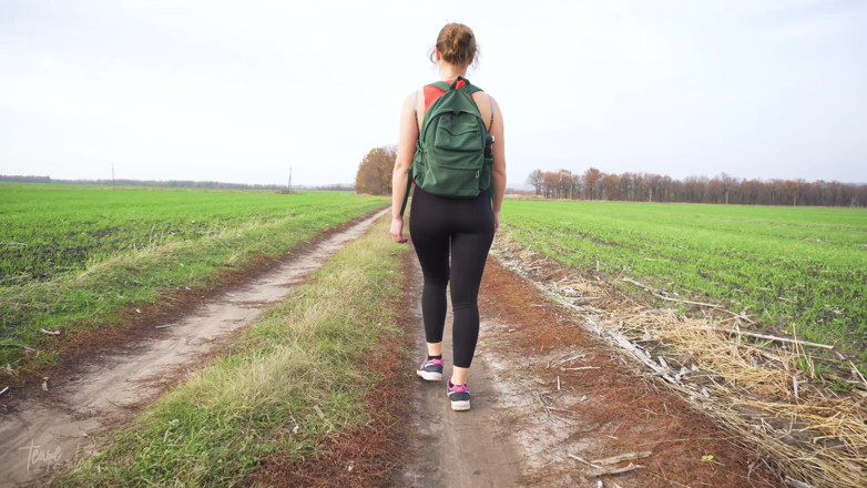 Teasecombo 4K: MILF v černých punčochách chodí a škádlí její pěkný zadek