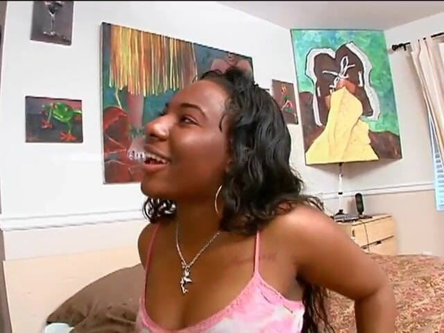First Black Sexperience: Чорношкіру кралю з великою дупою відтрахав чорний член на ліжку