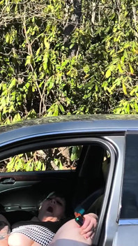 Pissende hure im wald in der autotür weit offen, erwischt Sie hofft