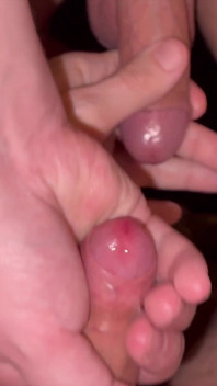 De beste cumshots van 2 onbesneden pikken uit het 4de kwart