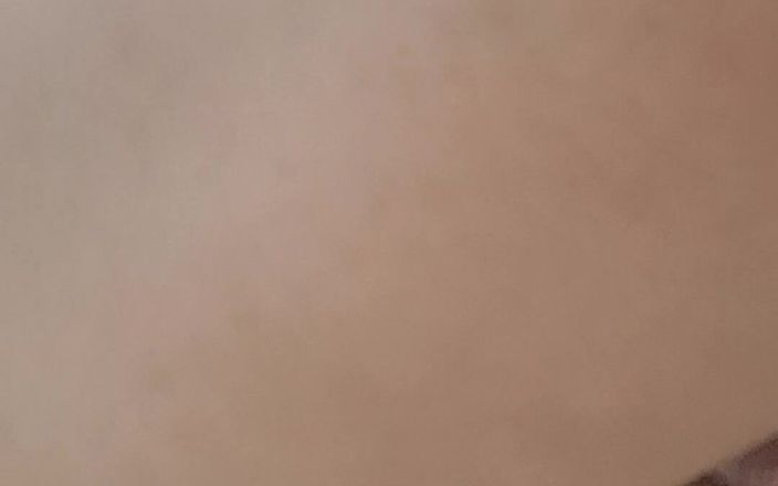Mommy big hairy pussy: 熟女把假阳具插入她的阴道