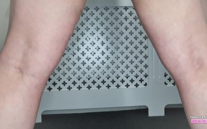 BBW_Wife: おばさんにこんな風にあなたの小さなチンポを弄んでもらいたいの?