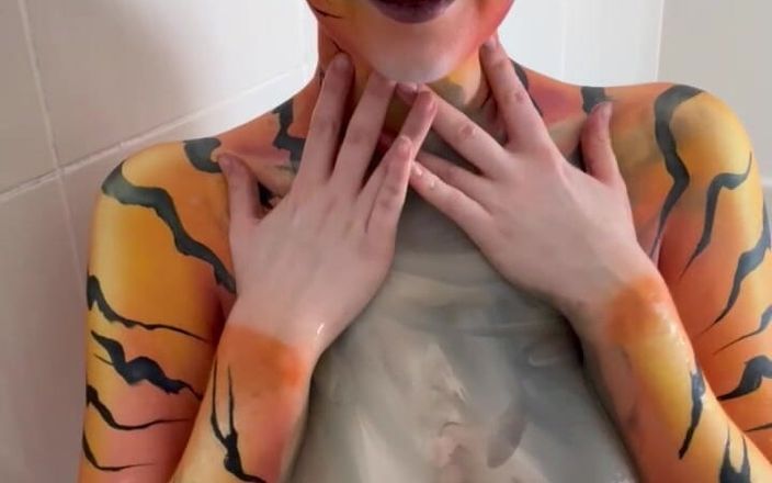 Em Yang: Tiger bodypaint tắm solo chơi