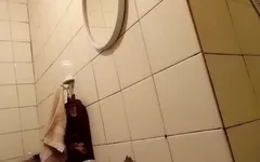 Зубная щетка между сиськами