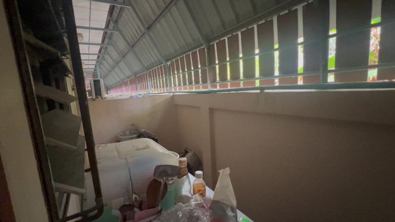 Num: Thai Students Pull off the Back of the Dormitory