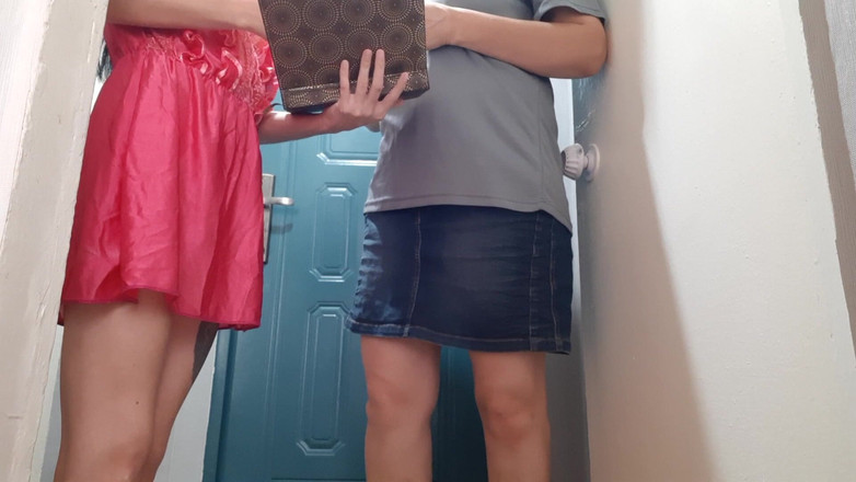 Lesbian-illusion: 異性愛の宅配嬢を誘惑してオナニーさせた